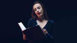 Imagen de vampira leyendo un libro